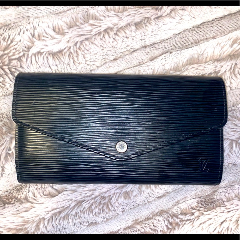 ❌ SOLD ❌ 
Authentic Louis Vuitton - Sarah Epi Wallet in black